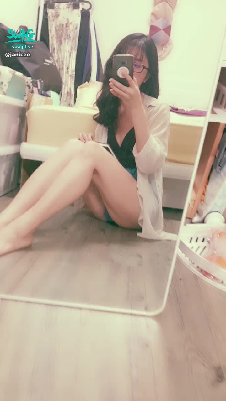 janicee : teenage girl on the floor ⭐
The temperament of reading a book 👠
bottom of shorts 🌹
Beautiful legs under a white shirt ♥️
Unbuttoned shirt is black underwear 😈
black lingerie 💋
#黑髮 #長髮 #眼鏡 #眼鏡妹 #黑框 #粗框 #襯衫 #深V #bra #短褲 #美腿 #裸足 #赤腳 #露腰 #鎖骨 #sexy #腳底 #細肩帶 #內著 #褲底