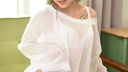 oursediting : 本土女孩韓棠是個清純嬌羞的小女生,在一次偶然的場合結識日藉男友,男友回去日本後,就展開了遠距離戀愛。郎有情妹有意,透過越洋視訊,手腳並用抒發愛意,這時奇蹟發生了…
#口交 #深喉 #3P #傳教士 #老漢推車 #騎乘式 #中出 #人妻
