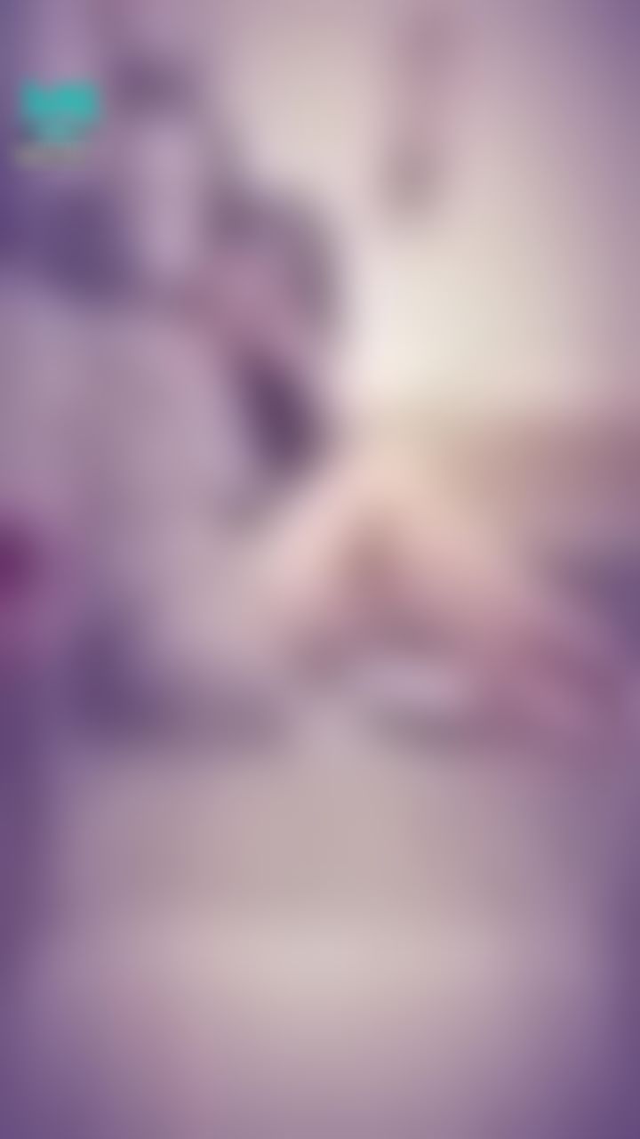 janicee : 地板上的露腿坐姿💓
拿起高跟鞋👠
挖空處透出的內衣🌹
性感新衣💗
new dress😍
#黑髮 #長髮 #眼鏡 #眼鏡妹 #黑框 #粗框 #挖空 #洋裝 #裙擺 #美腿 #裸足 #赤腳 #sexy #腳趾 #露腰 #bra #高跟鞋 #highheels #dress
