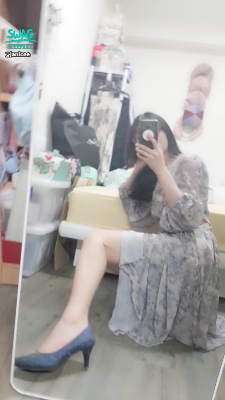 janicee : Deep V hollowing out of the chest 💚
sexy high heels 👠
Underwear showing through hollows 🌹
sexy new clothes 💗
new dress 😍
#黑髮 #長髮 #眼鏡 #眼鏡妹 #黑框 #粗框 #挖空 #洋裝 #裙擺 #美腿 #sexy #露腰 #bra #高跟鞋 #highheels #dress