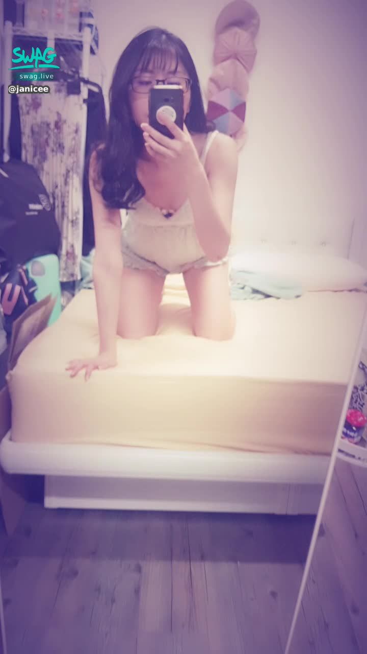 janicee : 在床上趴下🌹
放下一側的肩帶💙
低頭窺見白色蕾絲內衣🌹
藏在睡衣下的蝴結肩帶😍
sleep wear💚
#細肩帶 #鎖骨 #睡衣 #肩膀 #低胸 #深V #性感 #短褲 #長髮 #黑髮 #眼鏡 #粗框 #黑框 #美腿 #赤腳 #裸足 #腳底 #bra #內衣 #蕾絲 #lace #sexy