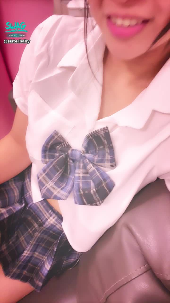  : 😍 Student girl here~ Come and kiss one 😘