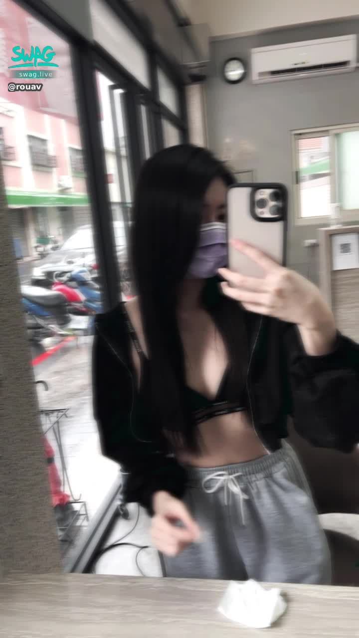 r***v : 穿這樣出去可以嗎😜