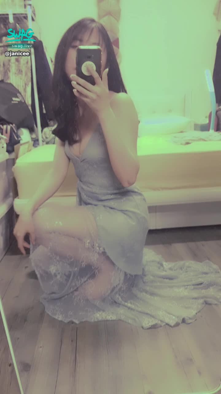 janicee : squatting beautiful legs 💓
Rare nail polish 🎀
lace long dress 🌸
nu bra that has been running out 💖
The triangle area is only covered with lace 😈
lace gown 💙
#細肩帶 #禮服 #深V #低胸 #隱形胸罩 #美腿 #洋裝 #蕾絲 #肩膀 #黑髮 #乳溝 #赤腳 #指甲油 #長髮 #鎖骨 #赤腳 #裸足 #性感 #nubra #gown #lace