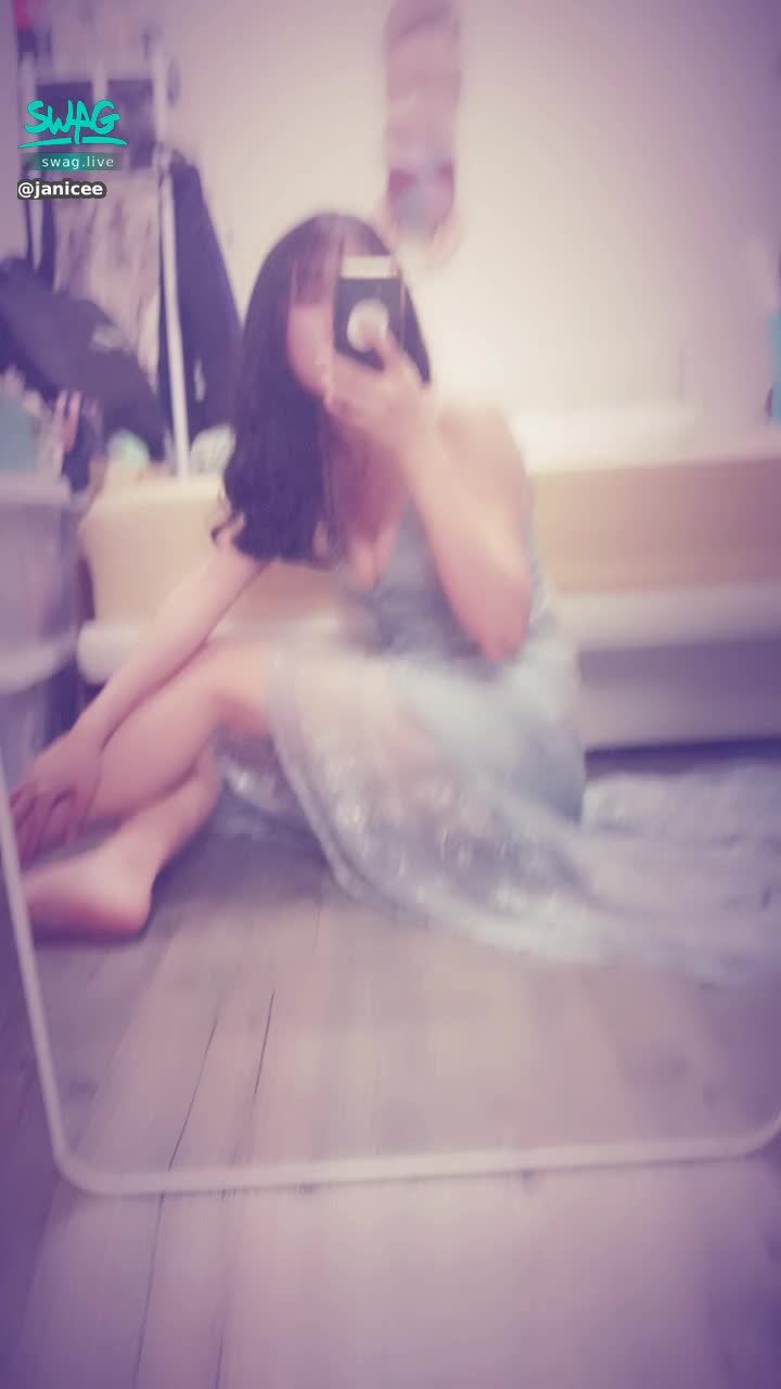  : Sexy Deep V on the Floor ⭐
lace long dress 🌸
nu bra that has been running out 💖
The triangle area is only covered with lace 😈
lace gown 💙
#細肩帶 #禮服 #深V #低胸 #隱形胸罩 #美腿 #洋裝 #蕾絲 #肩膀 #黑髮 #乳溝 #赤腳 #指甲油 #長髮 #鎖骨 #赤腳 #裸足 #性感 #nubra #gown #lace