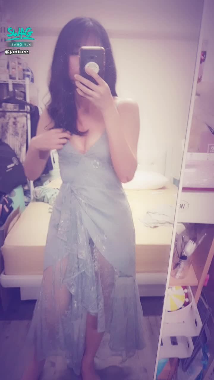 janicee : lace fishtail while spinning 🎀
lace long dress 💚
nu bra that has been running out 💖
Only use lace to cover the triangle of the pant 👀
lace gown 💙
#細肩帶 #禮服 #深V #低胸 #隱形胸罩 #美腿 #洋裝 #蕾絲 #肩膀 #黑髮 #乳溝 #赤腳 #指甲油 #長髮 #鎖骨 #赤腳 #裸足 #性感 #nubra #gown #lace