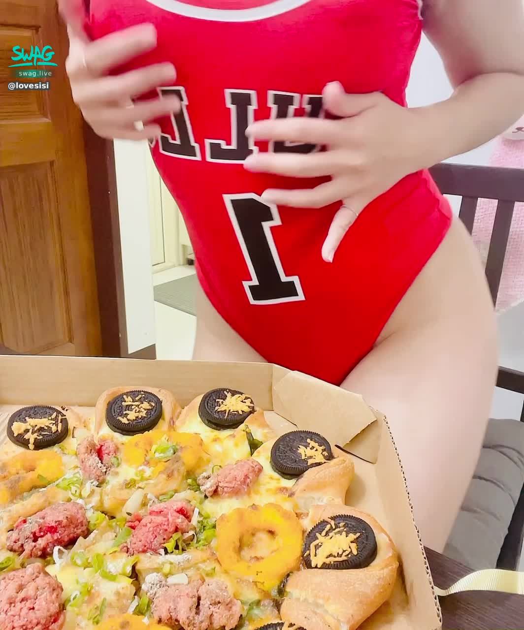 lovesisi : 🍕美食公道希🍕如果覺得單吃太單調 要不要加我的奶進去？👅