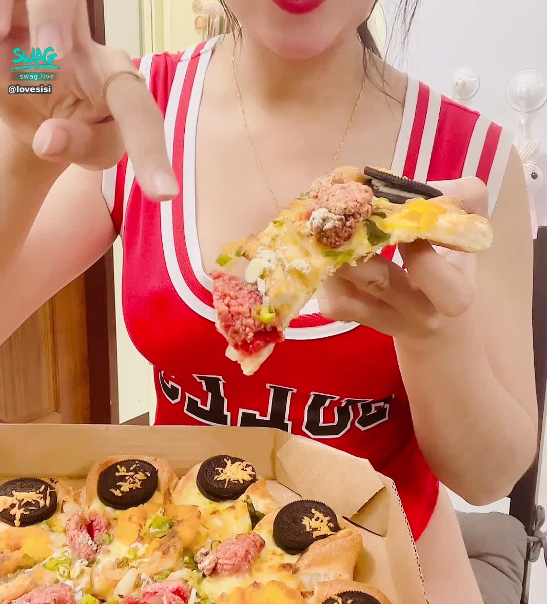 lovesisi : 🍕美食公道希🍕吃個食物可以正常一點？這是在舔什麼？👅