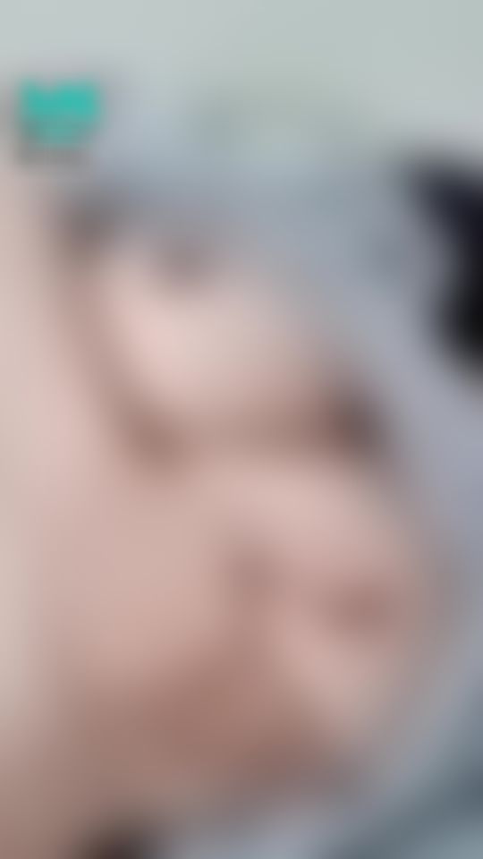 : 👅👅激凸超級色色的奶頭….小章魚作業弄出一些水水..
白色的汁在底部👄👄👄