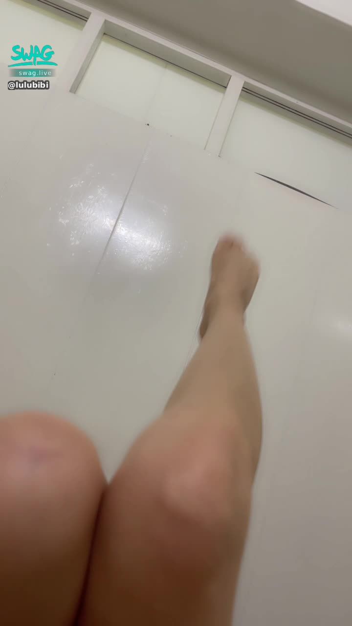  : Lulu's new attempt that hasn't been filmed 🍑 Leg control foot control can come and see 😳 give me some support 😘
#腿控 #腳控 #腿 #露腿 #低鑽 #解鎖