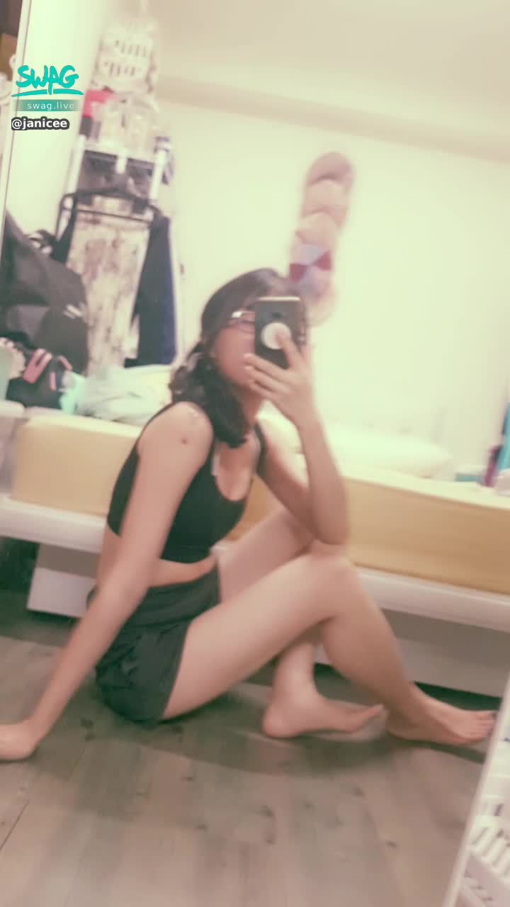 janicee : 地板上側身💖
運動內衣💚
短褲與腳趾的指甲油♥️
nail polisher💙
#內衣 #sexy #black #性感 #黑髮 #長髮 #乳溝 #低胸 #短褲 #美腿 #赤腳 #裸足 #鎖骨 #指甲油 #眼鏡 #粗框 #黑框 #露腰