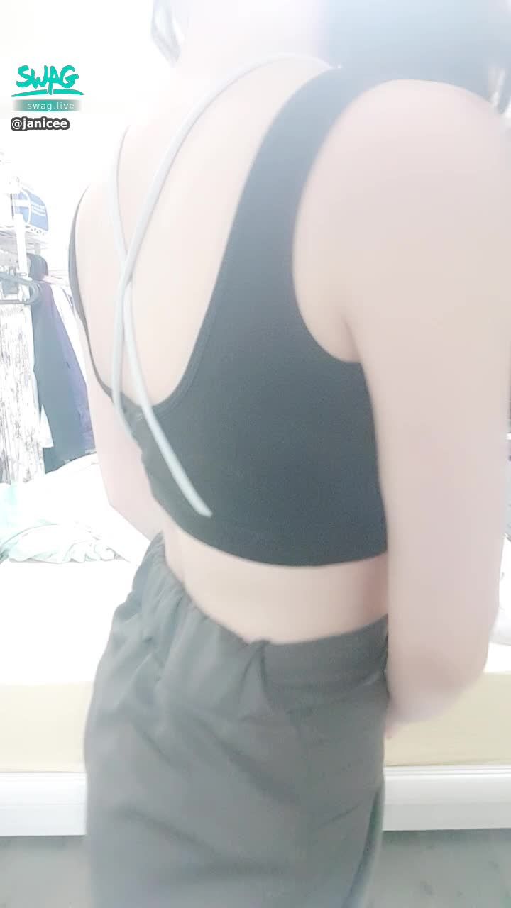 janicee : turn around 💖
criss-cross straps on the back 🎀
Bottoms of sports bras and shorts 💚
shorts and toe nail polish ♥️
nail polisher 💙
#內衣 #sexy #black #性感 #黑髮 #長髮 #乳溝 #低胸 #短褲 #美腿 #赤腳 #裸足 #鎖骨 #指甲油 #眼鏡 #粗框 #黑框 #露腰 #褲底