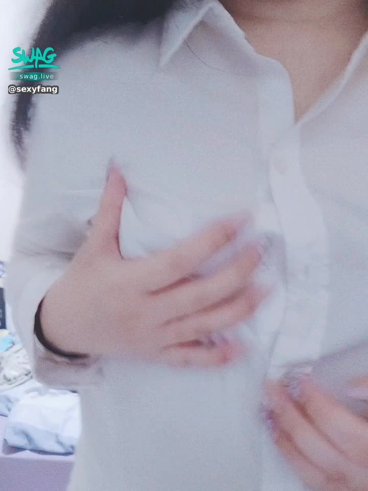 sexyfang : 💜反差系女神 小楓💜乖 脫下來哥哥看看 小楓慢慢解開扣子 一手抓著奶 另一隻手摸著乳頭 哥哥你看 小楓已經興奮到乳頭都站起來了🥺🥺
#襯衫 #制服 乳頭 #奶頭 #美甲