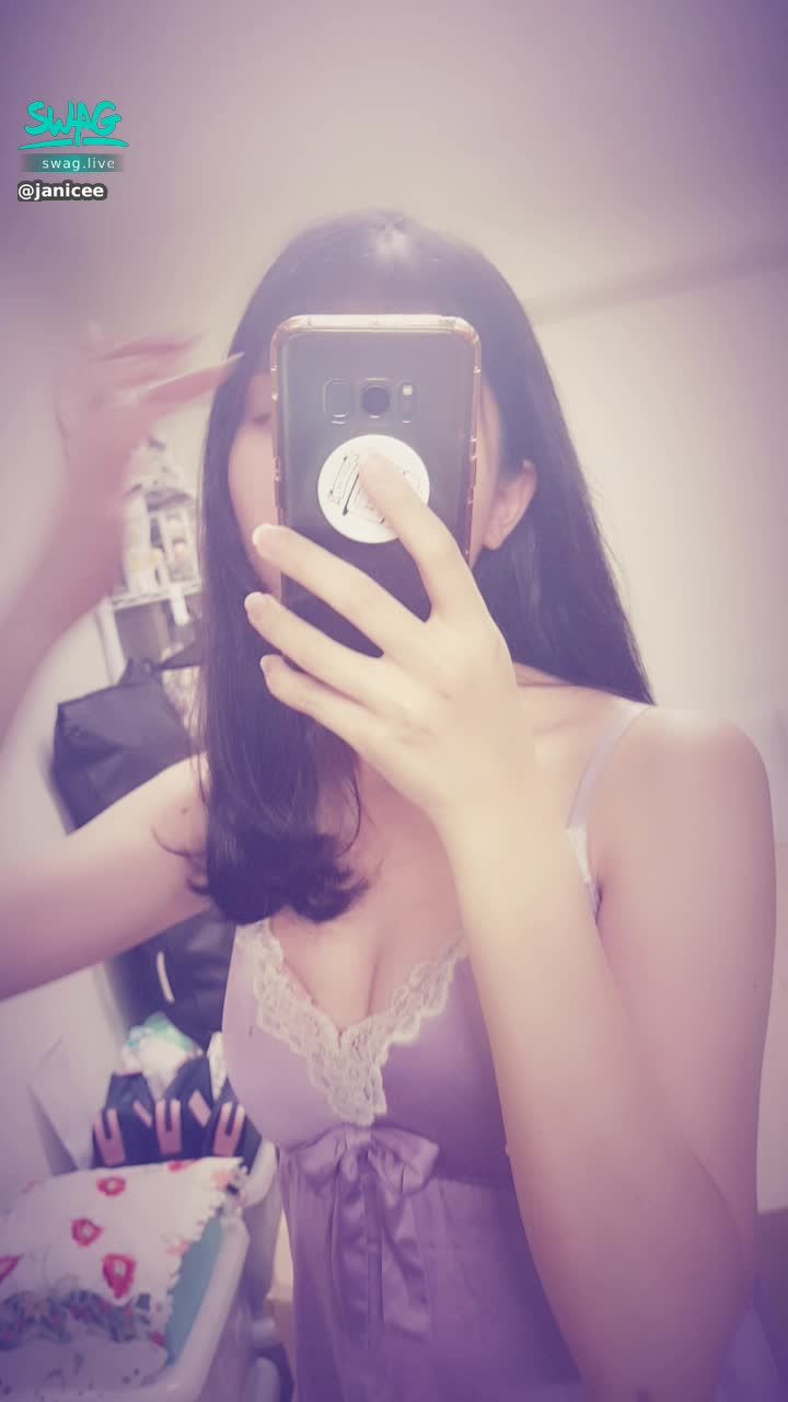 janicee : 睡衣下的粉色內衣💋
真絲的觸感🎀
night dress💖
#內衣 #sexy #black #性感 #黑髮 #長髮 #乳溝 #低胸 #開衩 #美腿 #赤腳 #裸足 #鎖骨 #指甲油 #睡衣 #bra #乳溝