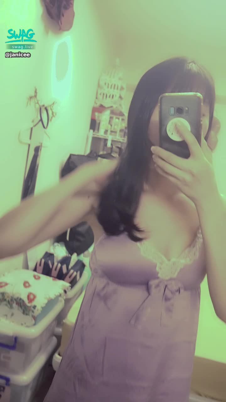 janicee : 昨天吹風機壞掉，沒吹風機可用，
頭髮只能變成這種狀態😥
摸一下開衩♥️
睡衣下的粉色內衣💋
真絲的觸感🎀
night dress💖
#內衣 #sexy #black #性感 #黑髮 #長髮 #乳溝 #低胸 #開衩 #美腿 #赤腳 #裸足 #鎖骨 #指甲油 #睡衣 #bra #乳溝