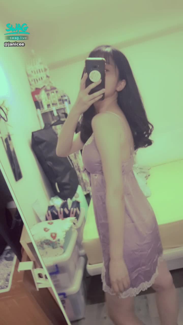 janicee : 回眸的背影🎀
睡衣下的粉色內衣💋
真絲的觸感🌹
night dress💖
#內衣 #sexy #black #性感 #黑髮 #長髮 #乳溝 #低胸 #開衩 #美腿 #赤腳 #裸足 #鎖骨 #指甲油 #睡衣 #bra #乳溝
