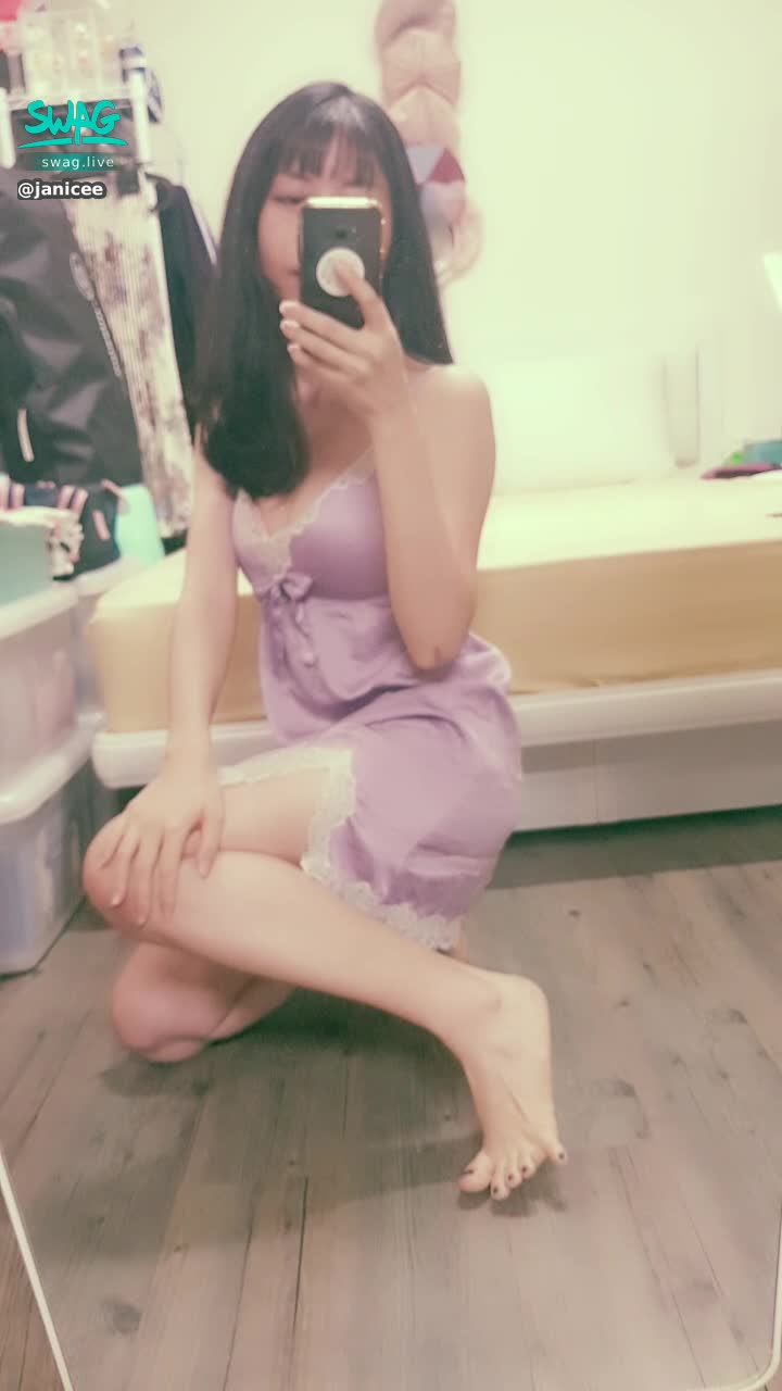 janicee : 地板上的跪姿😈
開衩到大腿根部💙
睡衣下的粉色內衣💋
真絲的觸感🎀
night dress💖
#內衣 #sexy #black #性感 #黑髮 #長髮 #乳溝 #低胸 #開衩 #美腿 #赤腳 #裸足 #鎖骨 #指甲油 #睡衣 #bra #乳溝