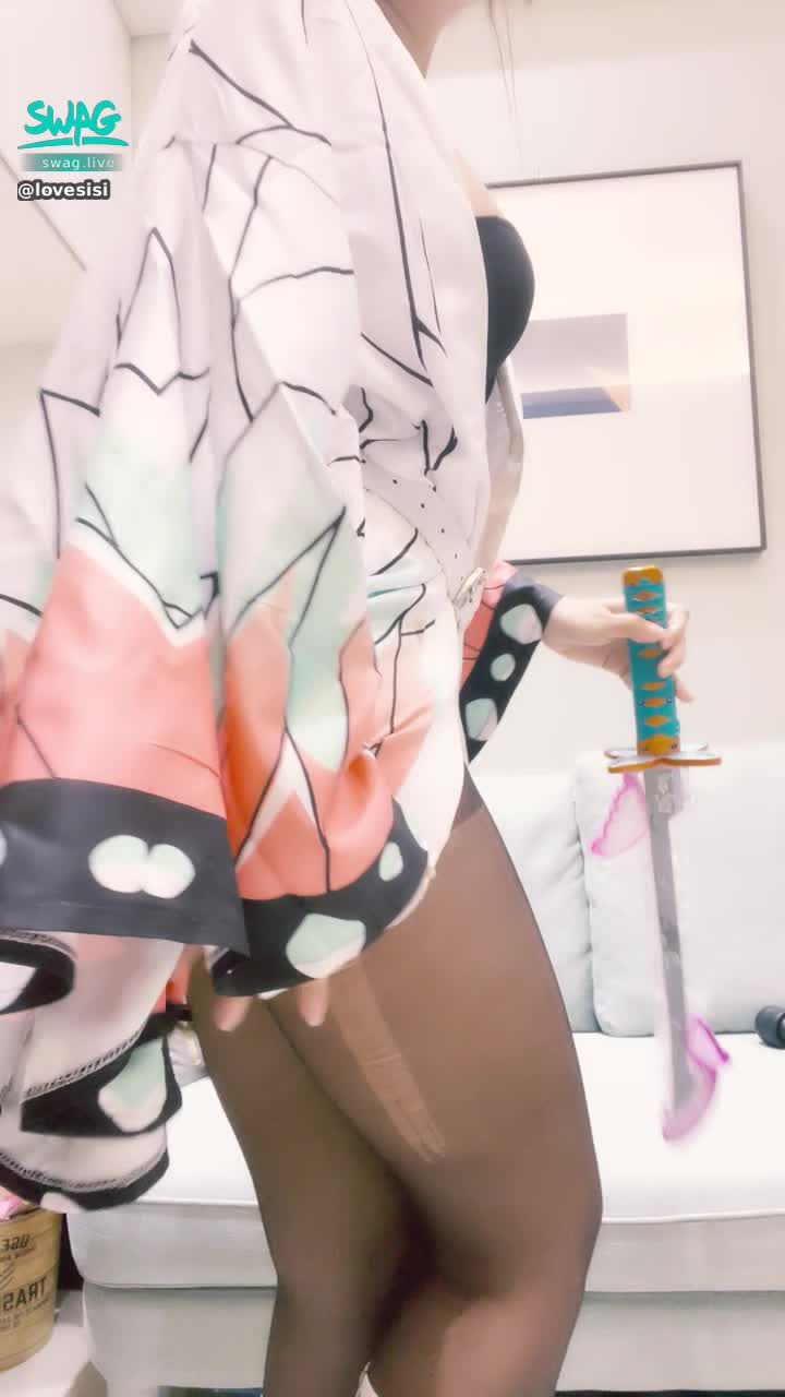 lovesisi : 🦋鬼滅淫娃cos蝴蝶忍🦋騷絲襪底下的小秘密㊙️原來蝴蝶忍帶著刀的原因是…..
