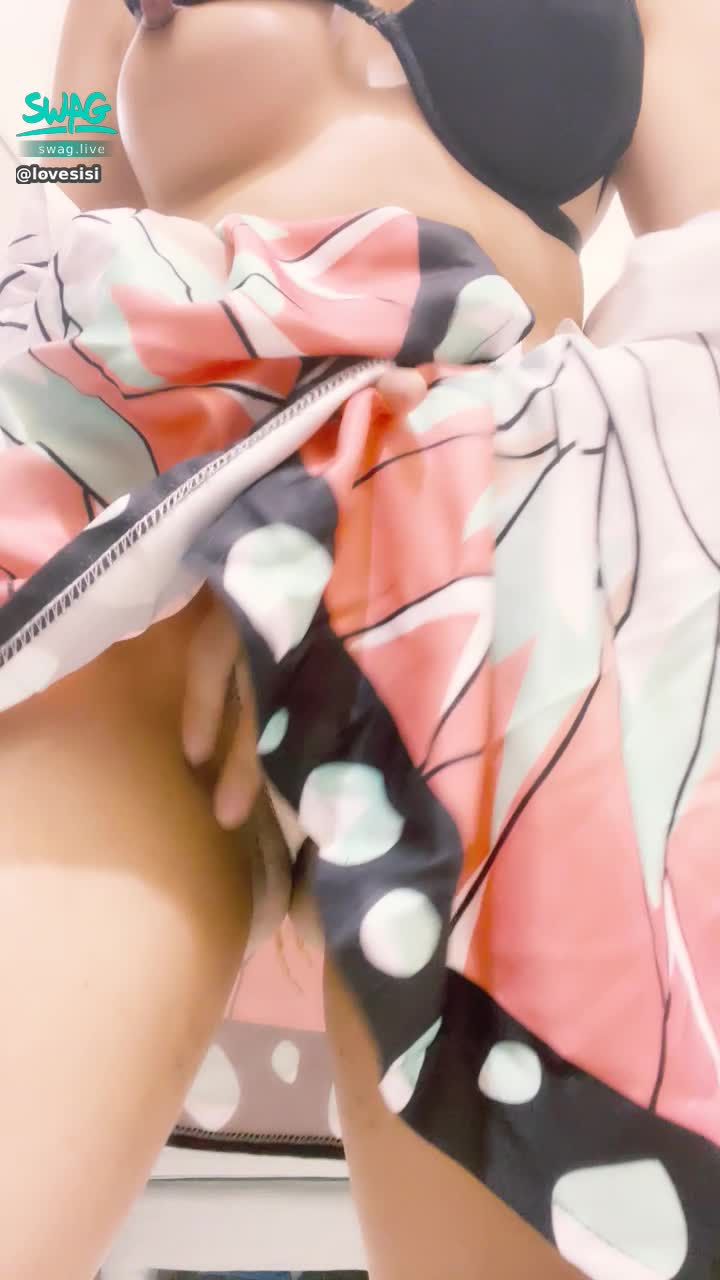 lovesisi : 🦋鬼滅淫娃cos蝴蝶忍🦋奶穴同框 三點全露😈想抽插嗎？