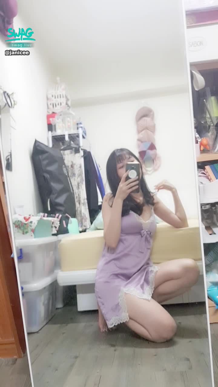 janicee : 抬起手抓個馬尾♥️
白皙的腋下😈
胸口蕾絲下的粉色內衣🌹
真絲睡衣⭐
silky touch🌸
#內衣 #sexy #black #性感 #黑髮 #長髮 #乳溝 #低胸 #開衩 #美腿 #赤腳 #裸足 #鎖骨 #指甲油 #睡衣 #bra #乳溝 #蕾絲 #馬尾 #腋下