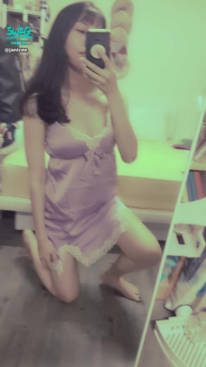 janicee : 發光的雙腿💓
對著鏡子彎腰的深V視野👀
跪在地上隨音樂起舞👠
胸口蕾絲下的粉色內衣🌹
真絲睡衣⭐
silky touch🌸
#內衣 #sexy #black #性感 #黑髮 #長髮 #乳溝 #低胸 #開衩 #美腿 #赤腳 #裸足 #鎖骨 #指甲油 #睡衣 #bra #乳溝 #蕾絲