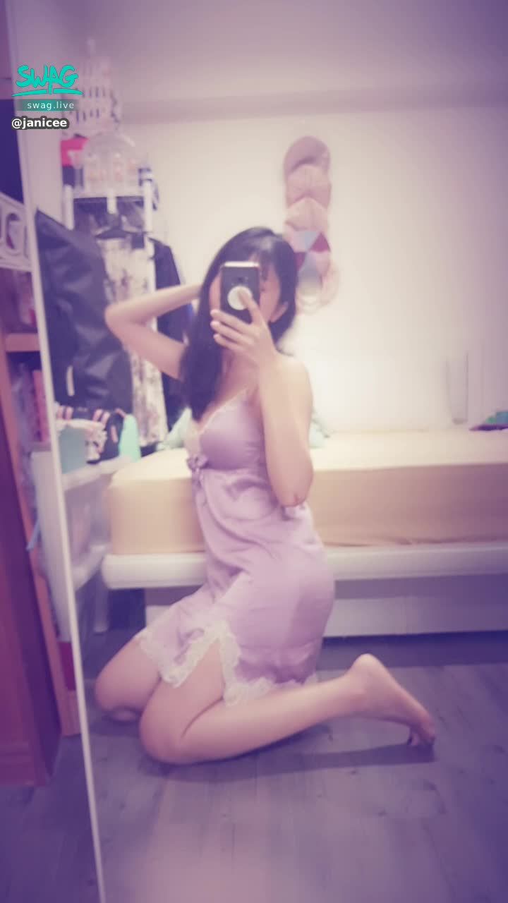 janicee : 性感深V💋
跪在地上隨音樂起舞💓
胸口蕾絲下的粉色內衣🌹
真絲睡衣⭐
silky touch🌸
#內衣 #sexy #black #性感 #黑髮 #長髮 #乳溝 #低胸 #開衩 #美腿 #赤腳 #裸足 #鎖骨 #指甲油 #睡衣 #bra #乳溝 #蕾絲