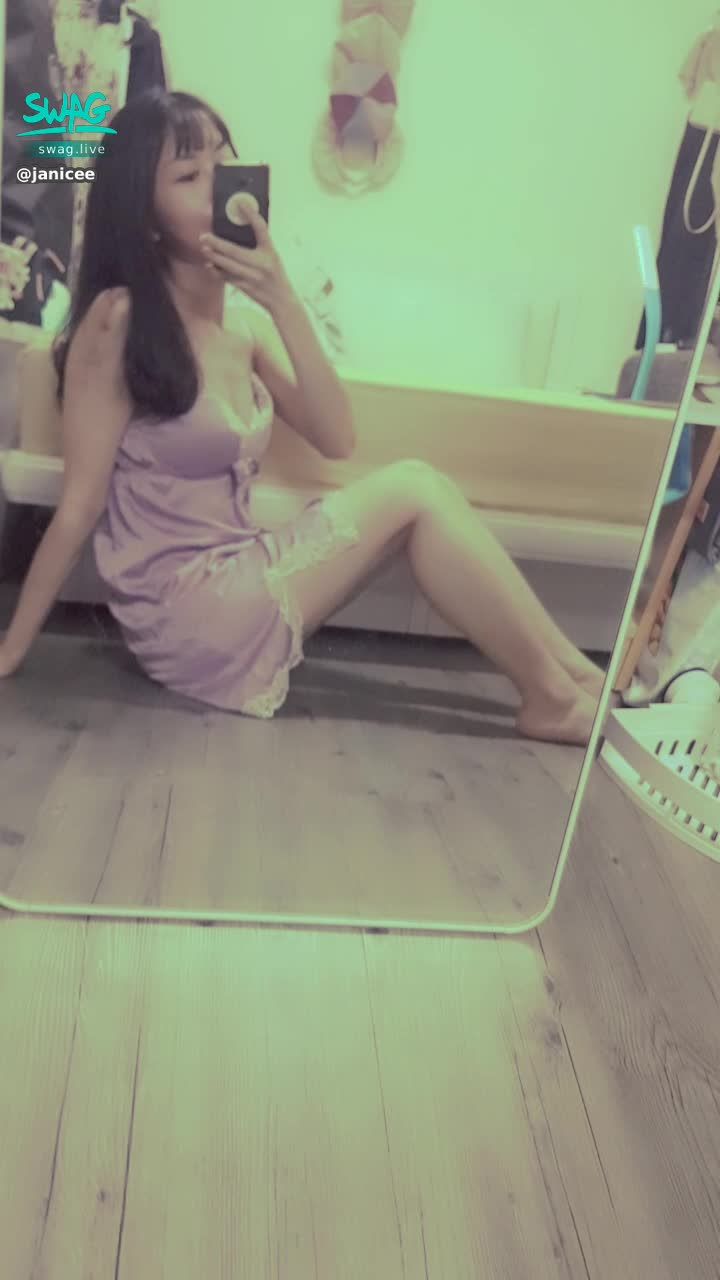 janicee : 地板上的大長腿🎀
性感開衩💓
側身時偷虧到胸口蕾絲下的粉色內衣🌹
真絲睡衣⭐
silky touch🌸
#內衣 #sexy #black #性感 #黑髮 #長髮 #乳溝 #低胸 #開衩 #美腿 #赤腳 #裸足 #鎖骨 #指甲油 #睡衣 #bra #乳溝 #蕾絲