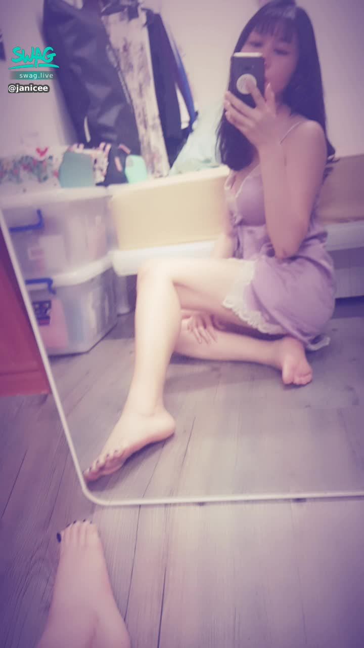 janicee : 睡裙開衩下的美腿🌸
拍一下腳趾的指甲油💋
深V的誘惑🌹
轉身時露出內衣💙
低胸蕾絲睡衣💚
silky touch💗
#內衣 #sexy #black #性感 #黑髮 #長髮 #乳溝 #低胸 #開衩 #美腿 #赤腳 #裸足 #鎖骨 #指甲油 #睡衣 #bra #乳溝 #蕾絲 #腳底