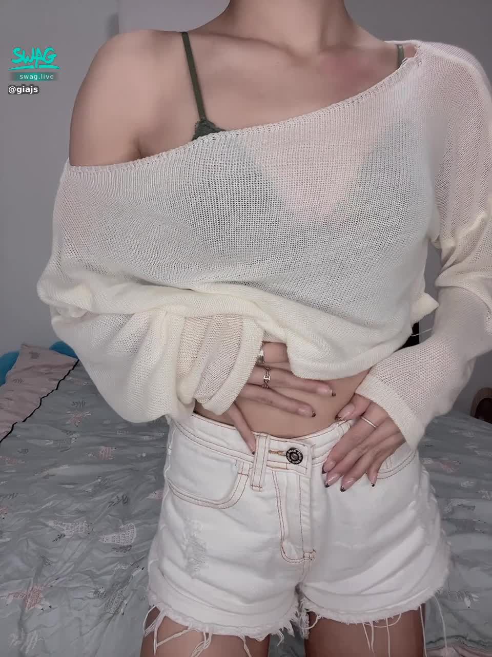 giajs : Today is a rare set of underwear panties 😳 It's rare to wear such beautiful underwear~ Do you like it? ❤️
I wouldn't say that the panties unlocked by private messages are sheer. 🤫
#禮拜三晚上10點陪我直播❤️ ❤️ #私訊解鎖更辣的 #小褲褲 #蕾絲內褲 #騷 #性感 #sexy #吃飯約會 #giajs #然然