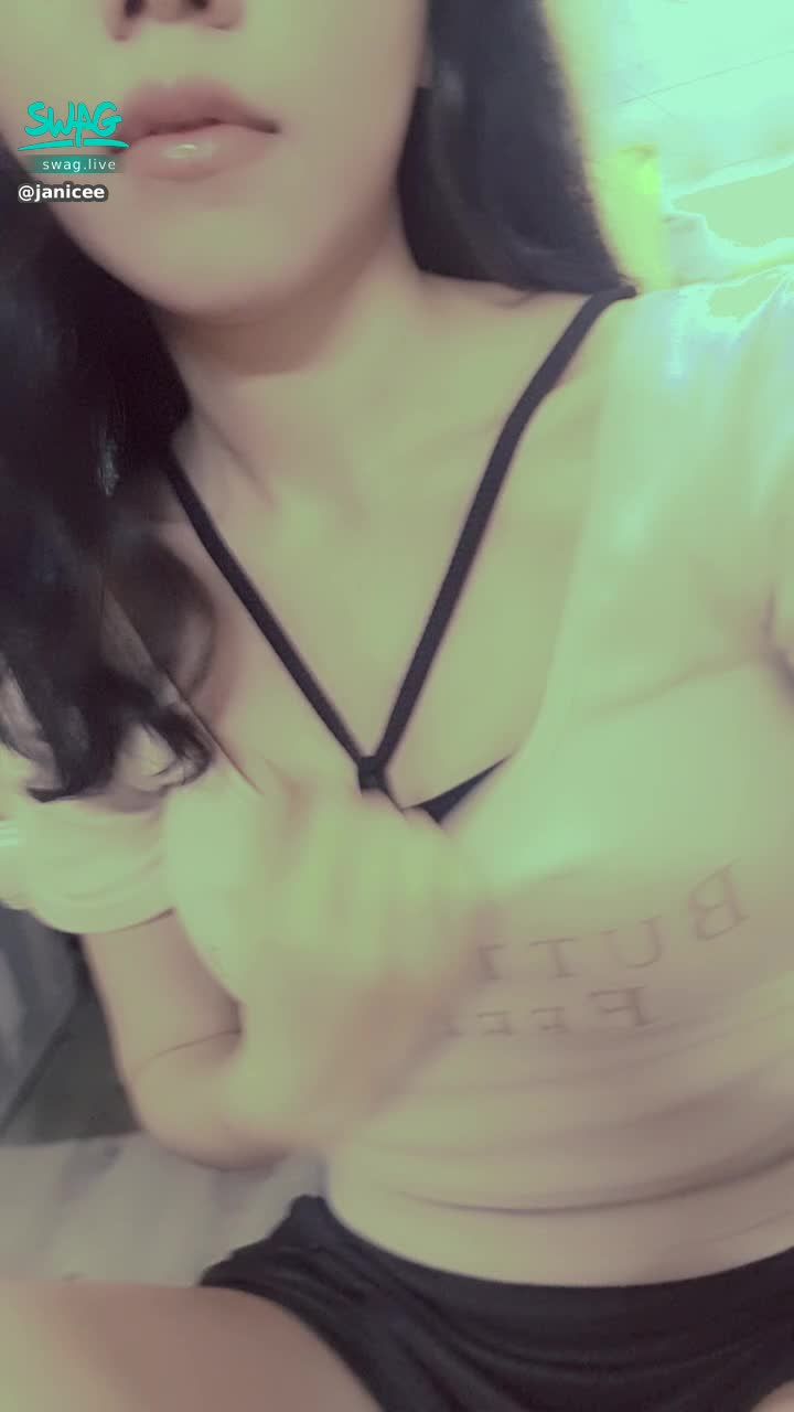 janicee : 拉開領口的性感內在😈
貼身短Tshirt⭐
換一件內著🎀
sexy and daily💖
#長髮 #黑髮 #貼身 #性感 #Tshirt #短褲 #長腿 #美腿 #赤腳 #裸足 #指甲油 #乳溝 #肩帶 #下乳 #南半球