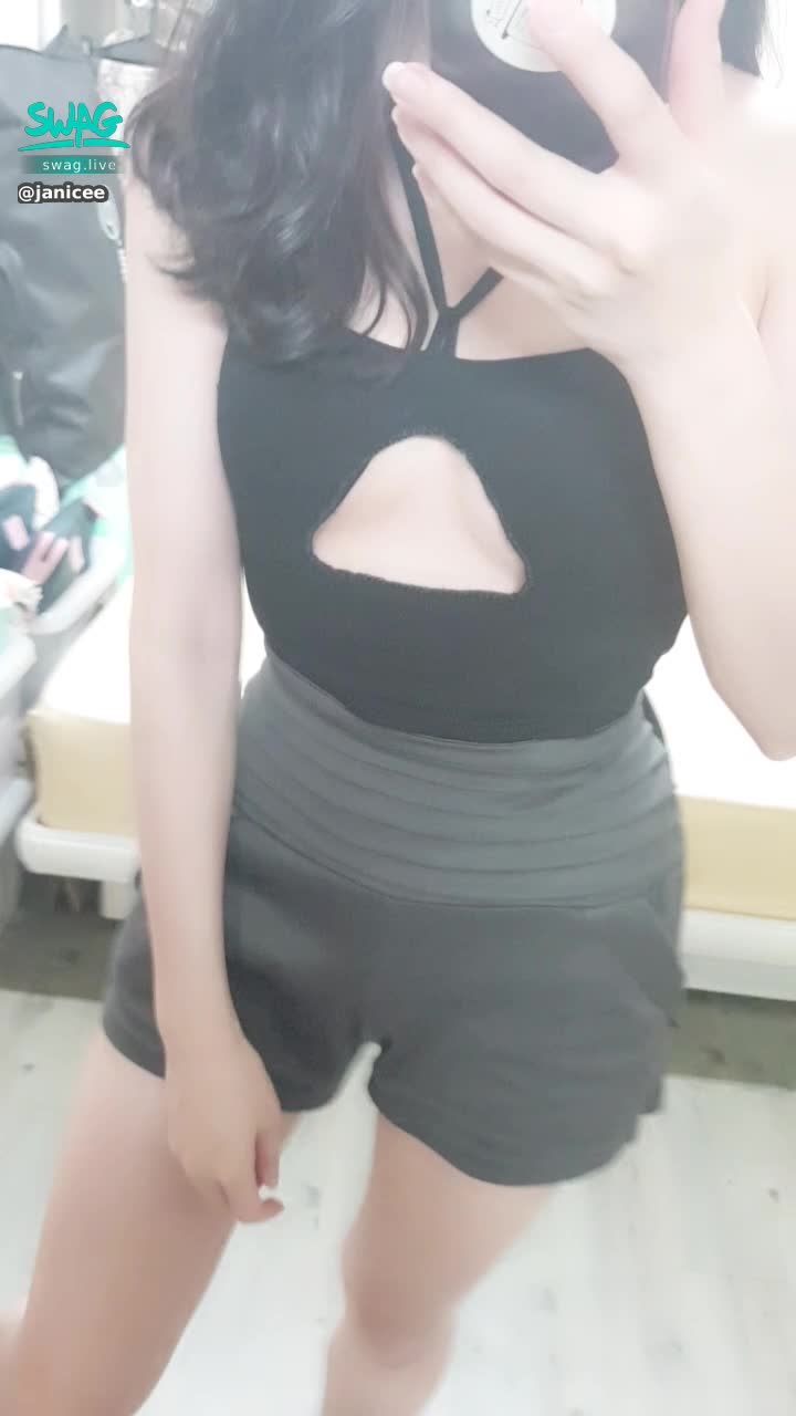 janicee : 剛脫下內衣💗
壓痕都還在👀
V字線條💓
挖空南半球的內著😈
sexy hollow💋
#長髮 #黑髮 #貼身 #性感 #挖空 #短褲 #長腿 #美腿 #赤腳 #裸足 #指甲油 #乳溝 #肩帶 #下乳 #南半球 #鎖骨