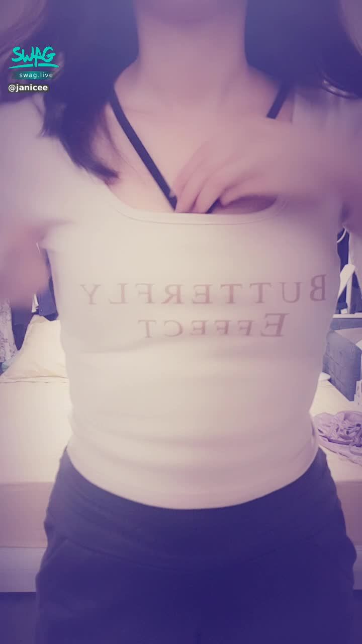janicee : 脫下Tshirt⭐
挖空的性感內著🎀
sexy and daily💖
#長髮 #黑髮 #貼身 #性感 #Tshirt #短褲 #乳溝 #肩帶 #下乳 #南半球 #挖空