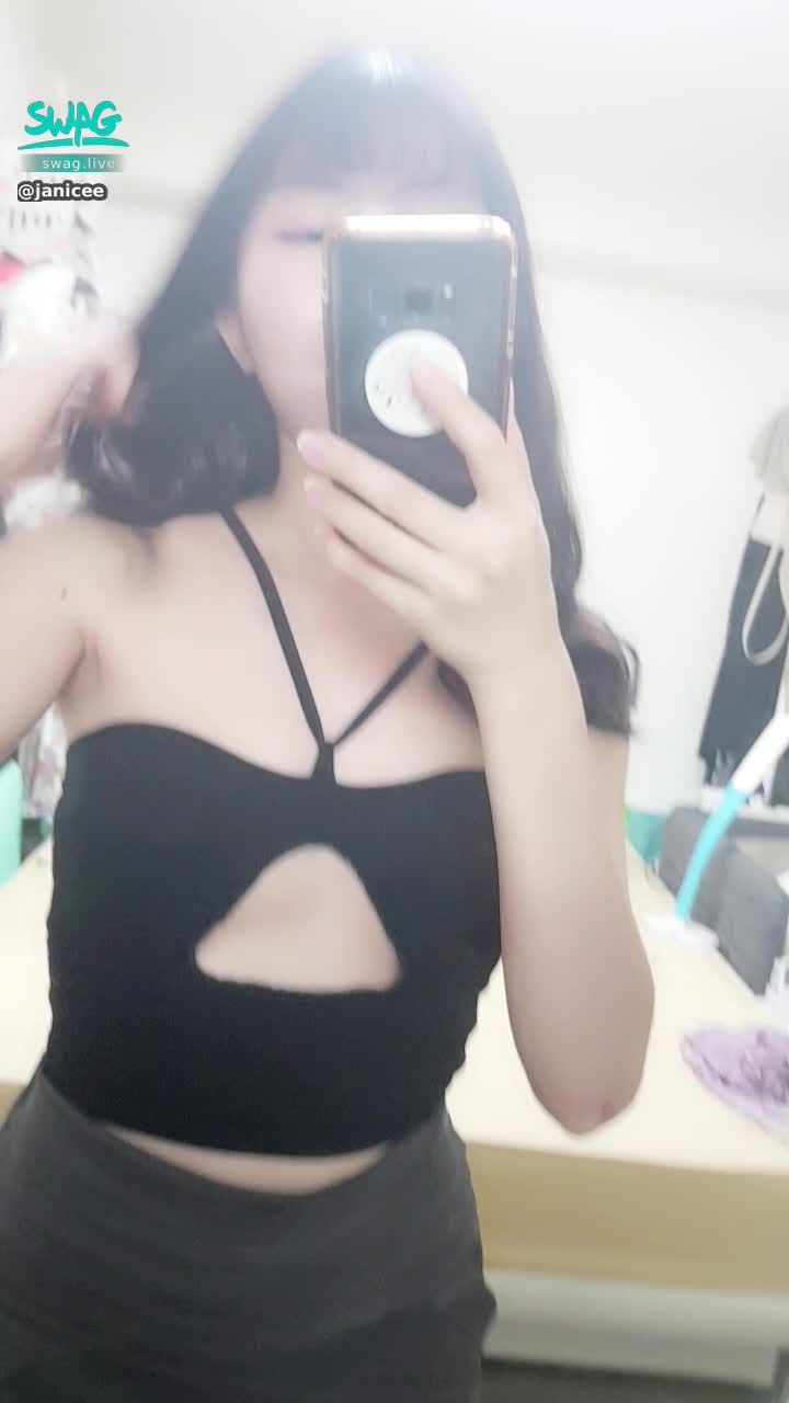 janicee : V字線條💓
挖空南半球的內著😈
sexy hollow💋
#長髮 #黑髮 #貼身 #性感 #挖空 #短褲 #長腿 #美腿 #赤腳 #裸足 #指甲油 #乳溝 #肩帶 #下乳 #南半球 #鎖骨