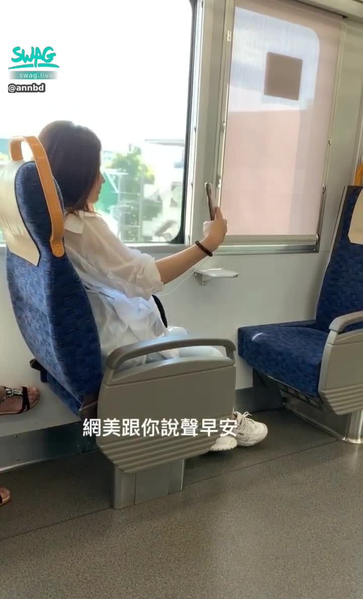  : It's funny to see this
I used to love taking selfies on the tram
Too many selfies on the tram
Then it was filmed by my friend 🤣