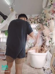 m****y : pussy
Taking nude photos for a photographer