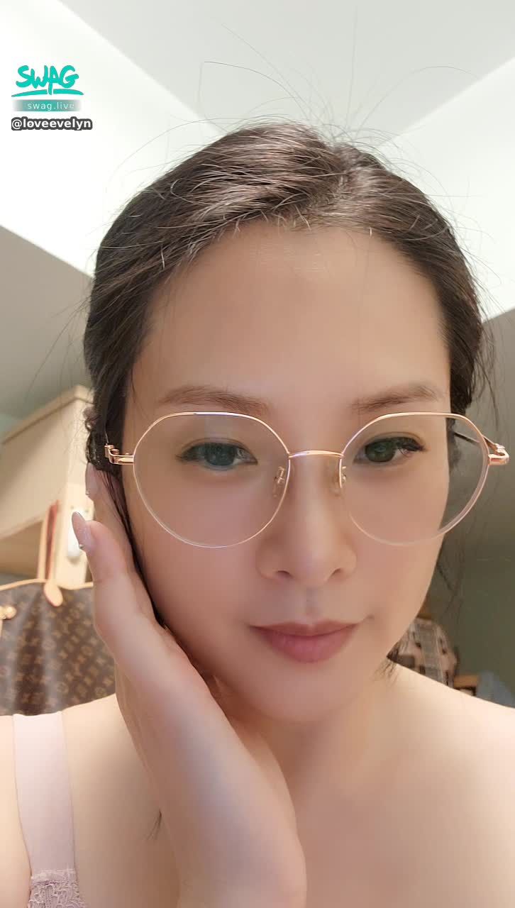 loveevelyn : What do you think... Yiyi wears glasses 👩‍🏫 nice?
Still no glasses 🙎‍♀️ nice?

→ Haokang Plus Code: Use the passphrase to purchase successfully, and then take a screenshot and send a private message to Yiyi
, I will give you a sexy little video! !