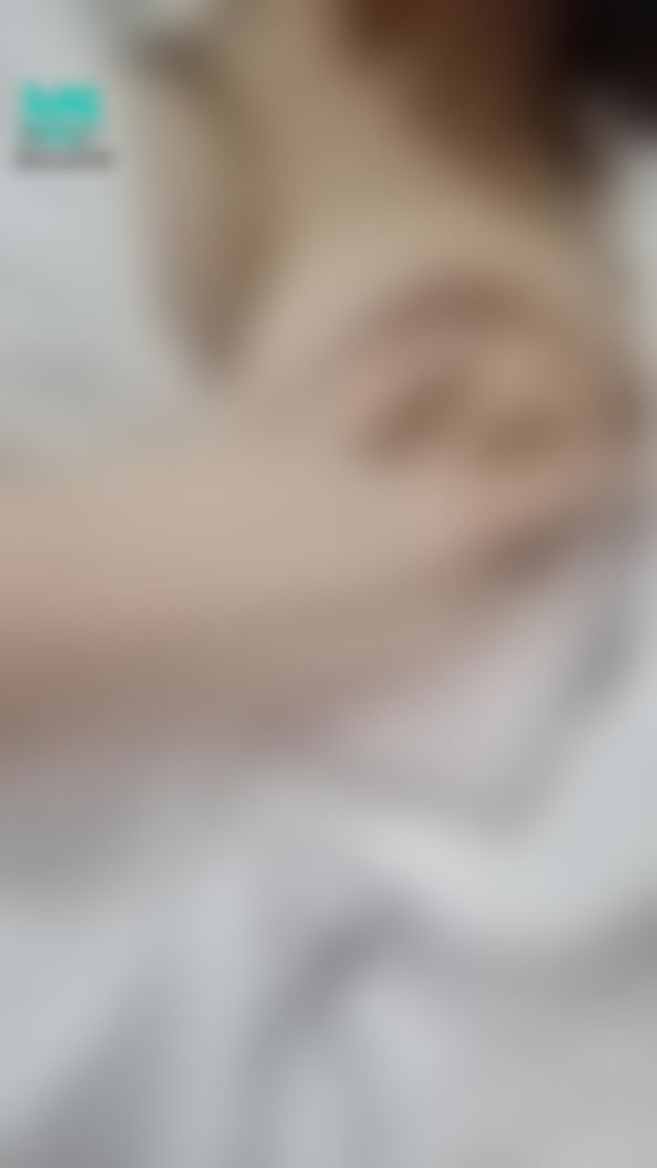 sweetievv : 白色蕾絲...巨乳的奶頭直接硬了😚😚