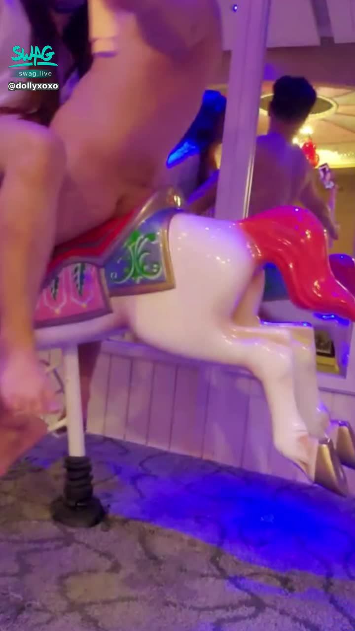 dollyxoxo : 搖搖木馬上愛愛，好爽哦