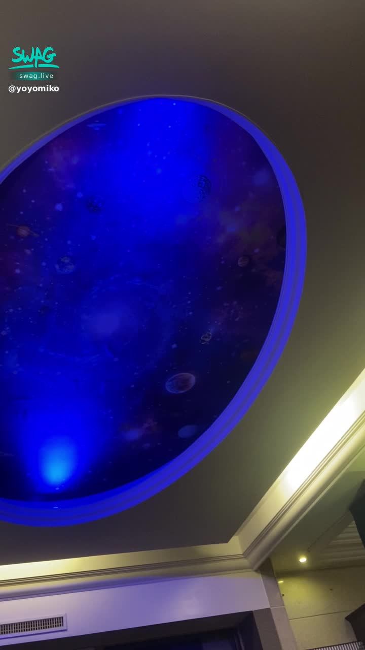 yoyomiko : 最近一個月很常睡旅館欸🏨如果有人陪的話更好😆
前一陣子是因為出差忙太晚，今天是搬家搬一半還沒有床🥲有人想我嗎？私訊我想蜜可前3名給新影片🥰