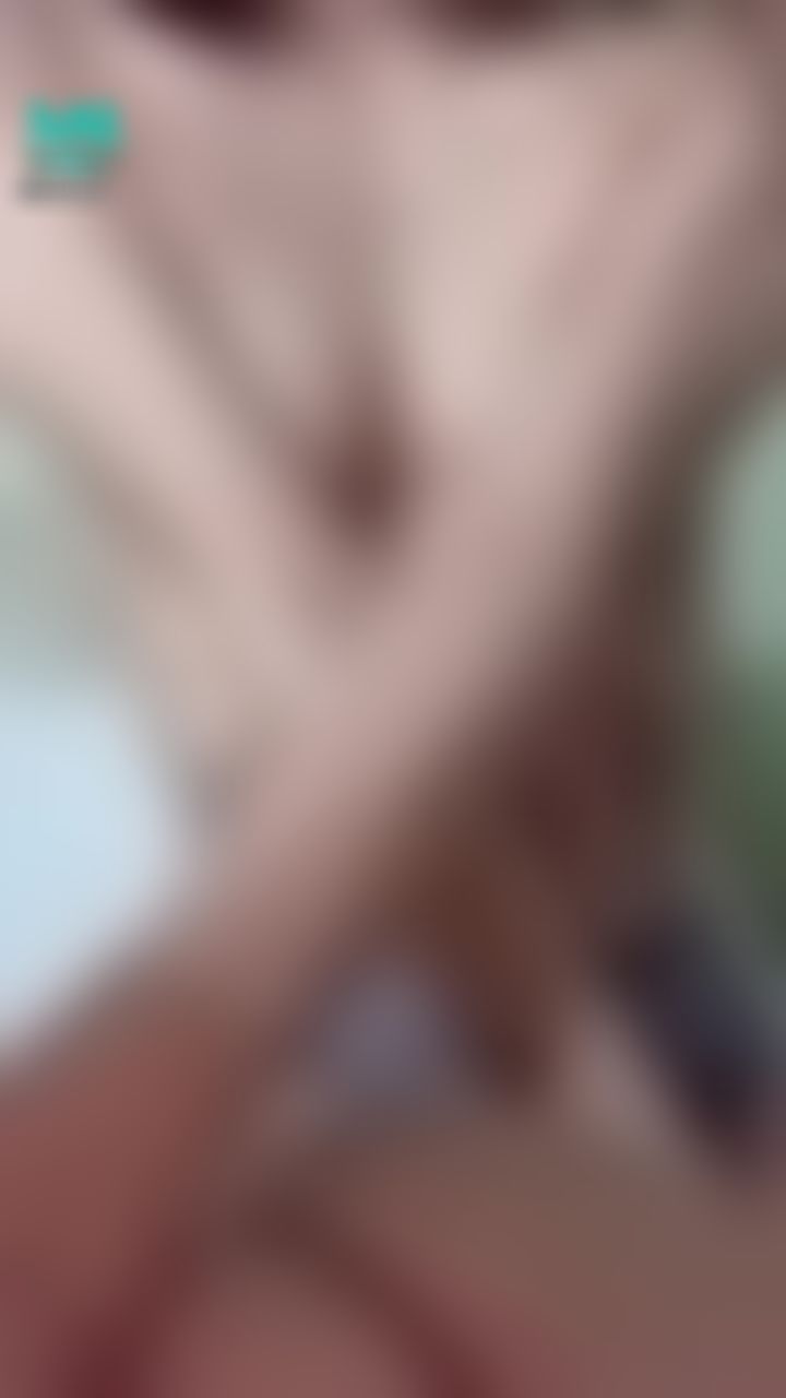 lizbaby : 有哥哥會喜歡小胸的美眉嗎？
#小胸 #奶子 #奶頭 #乳頭 #露點 #裸上身 #內褲