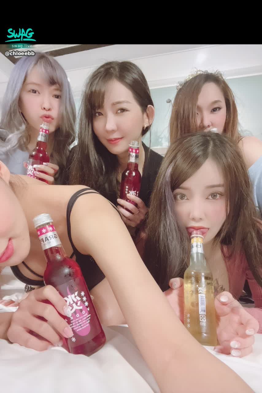 chloeebb : 今晚嗨到半夜!快來看直播
#不解釋#寂寞的夜#自己小酌#隱+5#姐抽的不是菸是寂寞#我浪點你慢點#我醉ㄌ
@ladyyuan
@miffydearbebe
@kamting
@chantelsexybaby