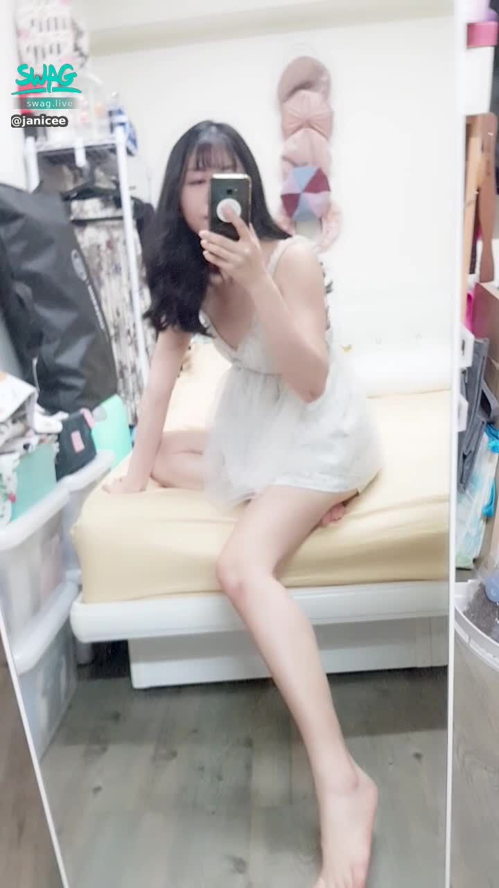 janicee : 裙擺下若隱若現的地帶💙
低胸睡衣🌸
純白誘惑💓
white chiffon⭐
#長髮 #黑髮 #貼身 #性感 #低胸 #長腿 #美腿 #赤腳 #裸足 #美足 #鎖骨 #sexy #指甲油 #睡衣 #細肩帶 #夢幻 #腳底