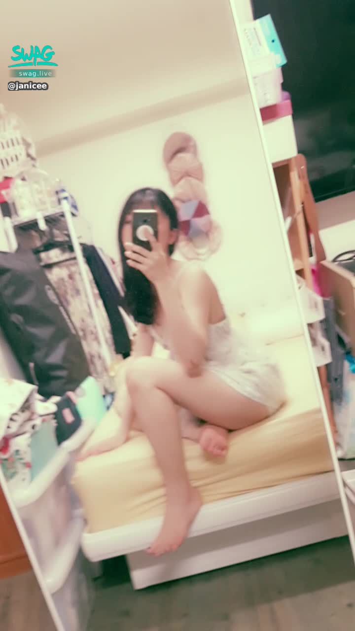 janicee : 裙擺下露出的底褲😍
低胸睡衣🌸
純白誘惑💓
white chiffon⭐
#長髮 #黑髮 #貼身 #性感 #低胸 #長腿 #美腿 #赤腳 #裸足 #美足 #鎖骨 #sexy #指甲油 #睡衣 #細肩帶 #夢幻 #乳溝