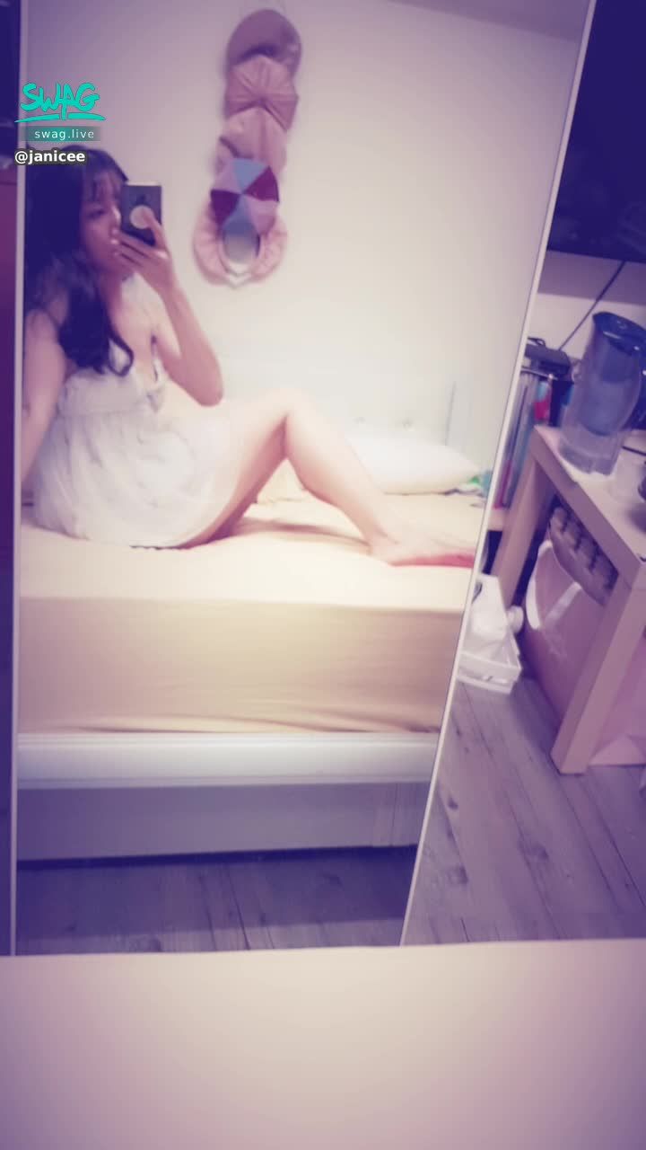  : Beautiful legs sitting sideways on the bed 👠
The looming hem of the gauze pajamas 💙
flower marriage 💖
white chiffon 💋
#長髮 #黑髮 #貼身 #性感 #低胸 #長腿 #美腿 #赤腳 #裸足 #美足 #鎖骨 #sexy #指甲油 #睡衣 #細肩帶 #夢幻 #腳底