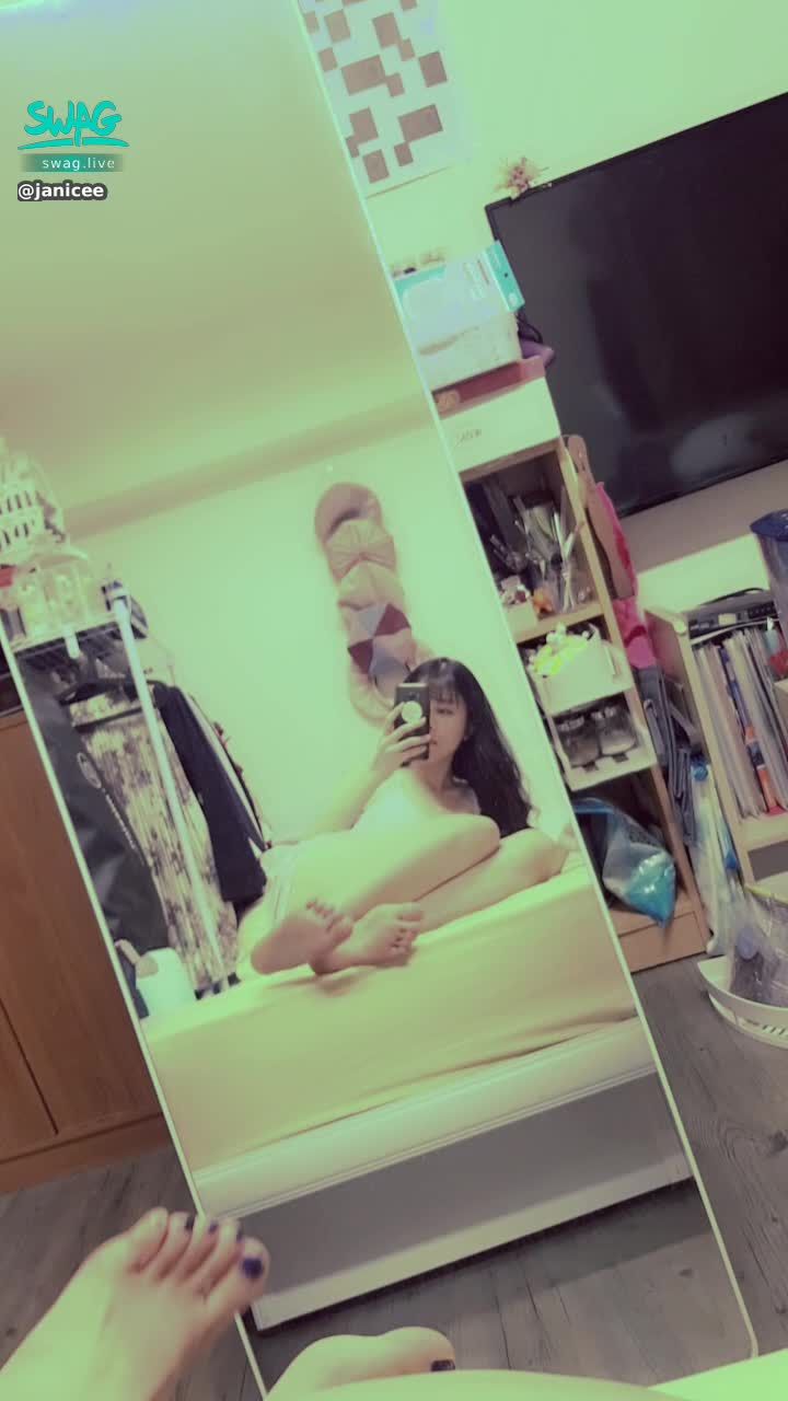  : Boyfriend's Perspective Seeing Sole of Feet 🌹
lying in bed 💙
Flower wedding gauze pajamas 🌸
white chiffon 💋
#長髮 #黑髮 #貼身 #性感 #低胸 #長腿 #美腿 #赤腳 #裸足 #美足 #鎖骨 #sexy #指甲油 #睡衣 #細肩帶 #夢幻 #腳底