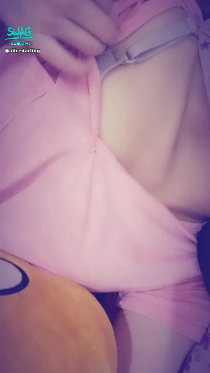  : 內衣的肩帶交給哥哥照顧 🥺
