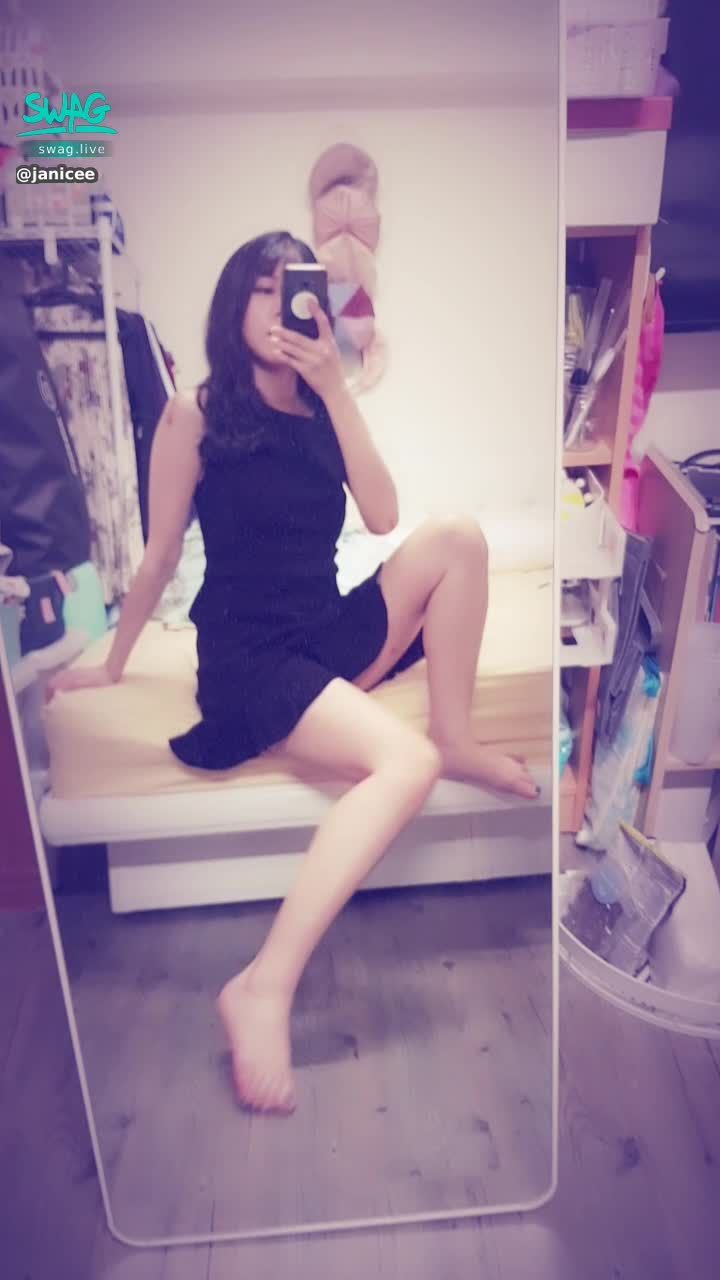  : lift the leg 😈
exposure angle 😈
Beautiful legs under dress 🌹
dress up ⭐
#長髮 #黑髮 #長腿 #美腿 #赤腳 #裸足 #美足 #短裙 #sexy #指甲油 #洋裝 #氣質 #小褲 #底褲