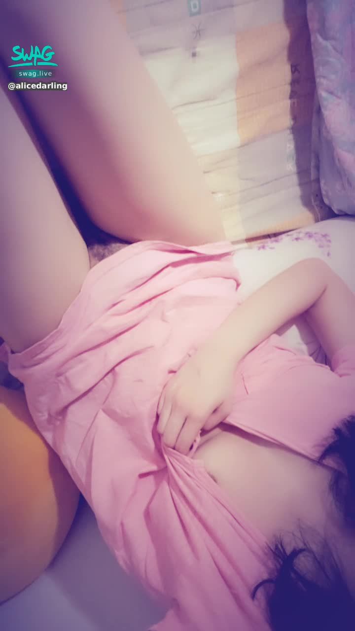 : 小愛的淫水吃起來 😝😝😝
