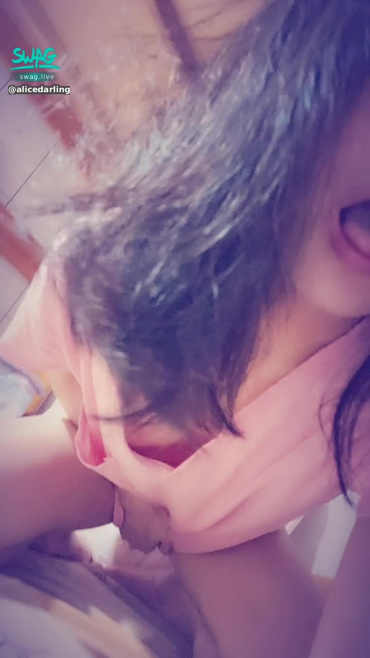  : 摳穴好像摳到g點了
不小心叫出來 🤤