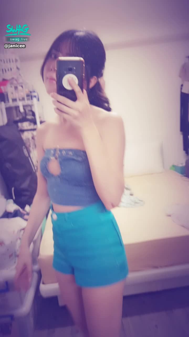 janicee : Smile line on the back of the shorts ♥️
Vest with open chest 💗
freshly changed clothes 💓
sexy denim 🌹
#denim #長髮 #黑髮 #長腿 #美腿 #赤腳 #裸足 #美足 #短褲 #sexy #指甲油 #馬甲 #露胸 #鏤空 #性感 #牛仔 #馬尾 #鎖骨 #微笑線